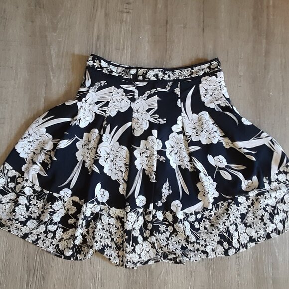 Karl Lagerfeld Paris * Sz 2 * Black & White * Short Skirt * High-End Designer - Picture 1 of 7